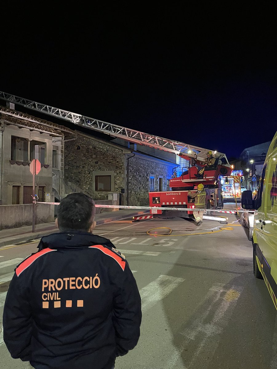 AVPC_LPH's tweet image. Realitzem atenció i suport a @bomberscat per incendi de xemeneia. No hi ha hagut ferits.