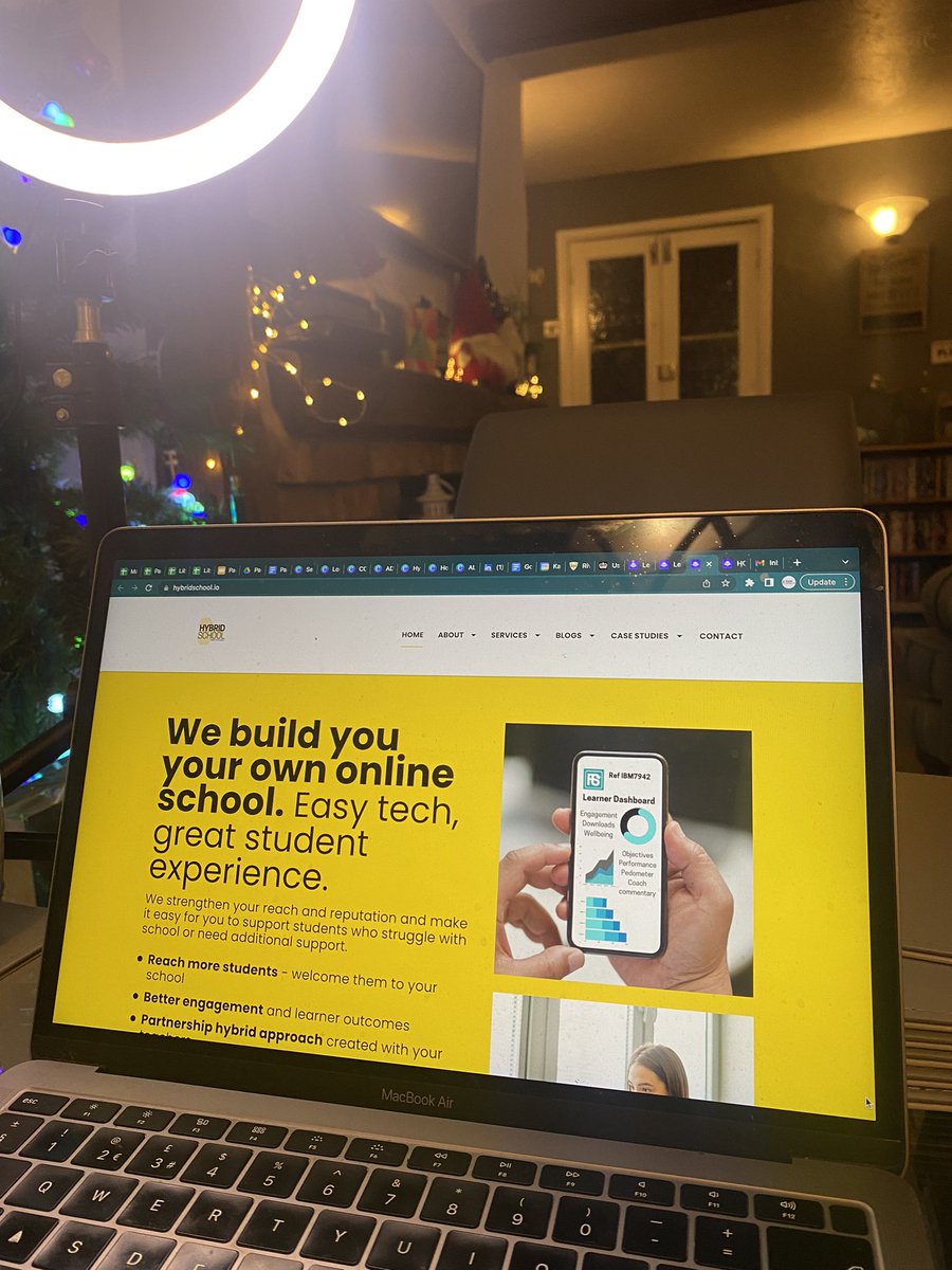 Yellow - the colour of optimism, energy and positivity. Amazing conversations with schools in Indonesia, saudi, Qatar and the UK this week. #webuildonlineschools #edtech #hybridlearning #education #onlineschool