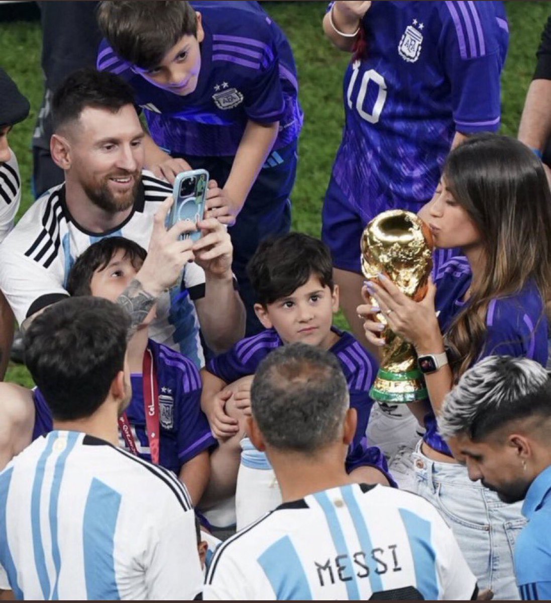 BridgeTheGapCom's tweet photo. La Copa también la ganaron ellas 🇦🇷
⚽ Messi hizo más por visibilizar las tareas de cuidado que horas de discursos sobre corresponsabilidad.
⚽ El mejor del mundo, en el momento más alto de su carrera prioriza mostrarnos que eso lo lograron juntos. https://t.co/HeplxFU9ex