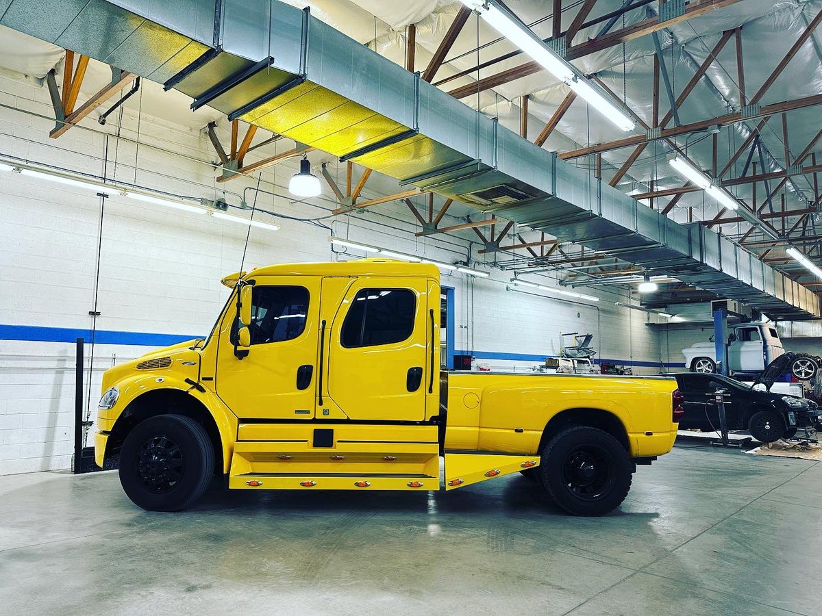 SanTanrepairs's tweet photo. A lot of unique vehicles here the week before Christmas! 🎄🎄
 #queencreek #santanautobody #santanhotrods https://t.co/iH1AoYLcHI