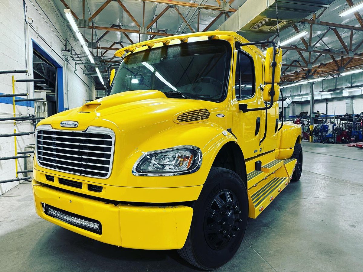 SanTanrepairs's tweet photo. A lot of unique vehicles here the week before Christmas! 🎄🎄
 #queencreek #santanautobody #santanhotrods https://t.co/iH1AoYLcHI