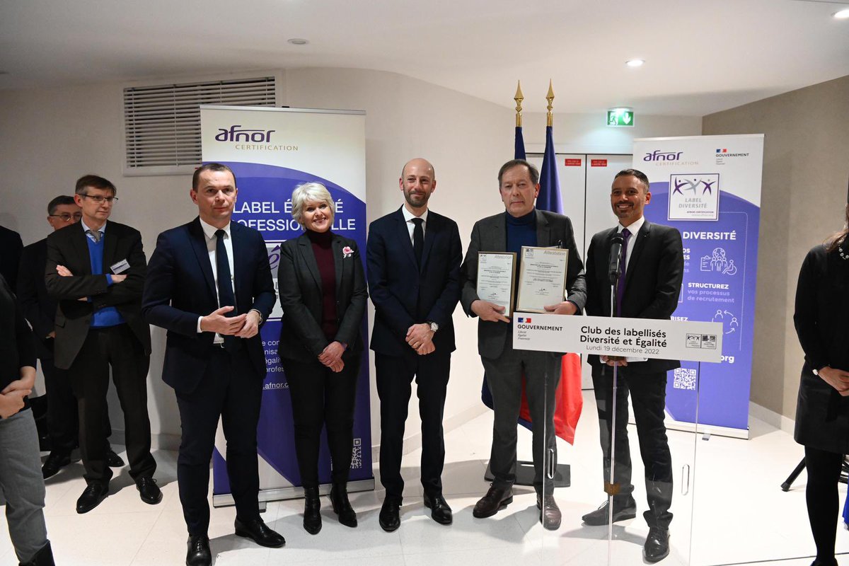 StanGuerini's tweet image. Les enjeux de diversité &amp;amp; d’égalité sont des priorités pour la fonction publique. Très heureux de remettre les labels Égalité et Diversité à @education_gouv et @Armees_Gouv, à l’occasion de la réunion du Club des labellisés d’@AFNOR, aux côtés d'@RomeIsabelle et @olivierdussopt.