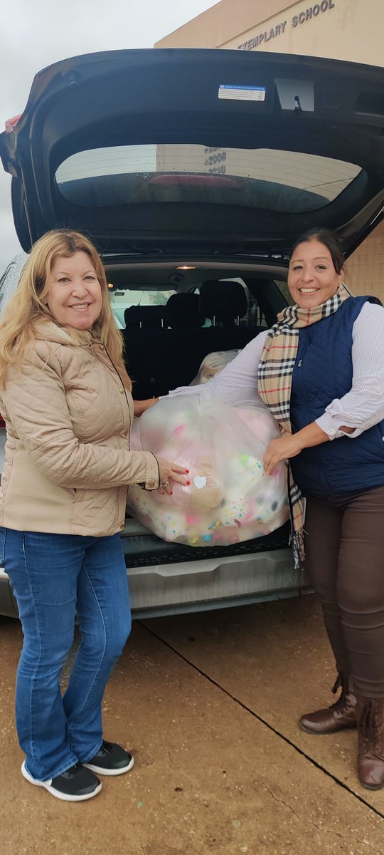 The toy donations keep rolling in 🙌🏽
Thank you Pastor Ana from Iglesia de Dios Esperanza y Vida our beloved neighboring church for their generous donation of stuffed animals for our kiddos!
<a href="/ValleyWestEs/">Valley West ES-HISD</a> @sprattwoods @HISD_Wraparound @Just_Wrapping <a href="/HISDStudentSpt/">HISD Student Support Services</a>