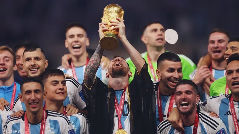 سيكتب التاريخ عن الصورة: 
"ميسي يحتفي بالفوز في نهائي كأس العالم"
فتأتي تفصيلة "البشت"، لتكمل العبارة السابقة بـ:
"في قطر، البلد الخليجي العربي، الذي تحدى الدنيا واتسع للعالم"
ليس ثمة مصادفة، بل إرادة و(فِعل لم يخذل القول)، ورجال دولة لم يكن المسحيل خيارًا أمامهم!
#ThankYouQatar