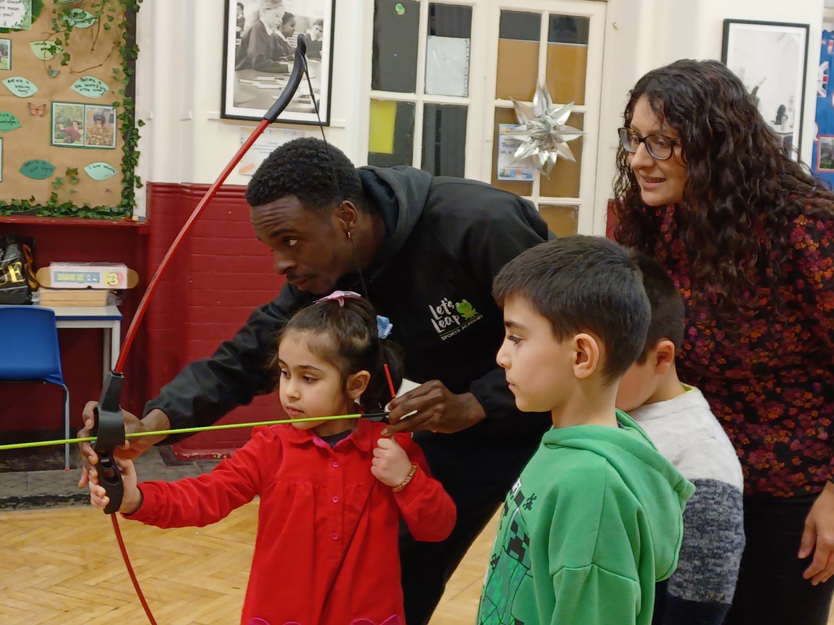 EalingCouncil's tweet photo. Cllr @kamnagpal visited the #WinterHAF2022 today at Acton Gardens Primary School with @letsleaptweets  🏹 🙌🏽 

Find out more and book your space here:
https://t.co/HhBHCsGKvP https://t.co/bkvAlDyl7P