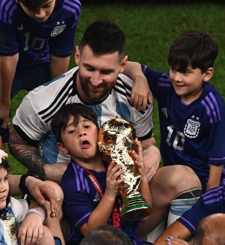 Mateo Messi sabe cuánto pesa la del mundo.