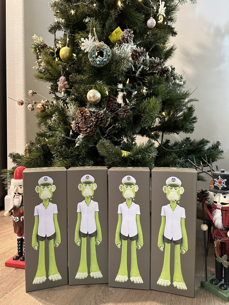 Harryleemedia's tweet photo. Ready for Christmas 🎄 @BoredApeYC @superplastic https://t.co/oFJ6oA8hs7