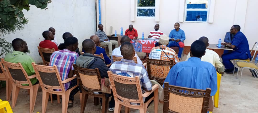 Arnotbigus1's tweet photo. Direction Tanganyika où le SG @BillyKambale1 s'est entretenu avec les leaders des différentes couches de la population enfin exigée un travail de titan sur terrain en cette période  préparatifs aux élections car l'objectif 150 députés n'est pas un slogan pour nous l'UNC. https://t.co/BPsX8wZ5Lx