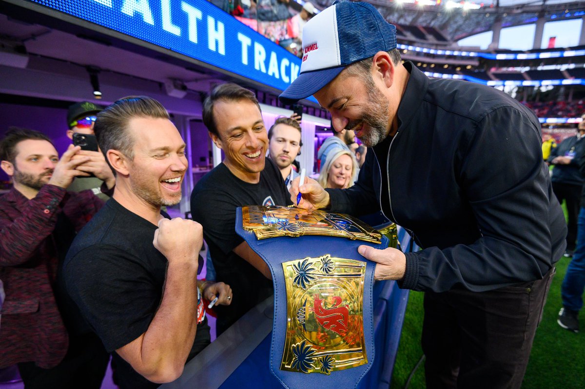 LABowlGame's tweet photo. Man of the people. 

@jimmykimmel 🤝 #JimmyKimmelLABowl https://t.co/MAHQlVakWW