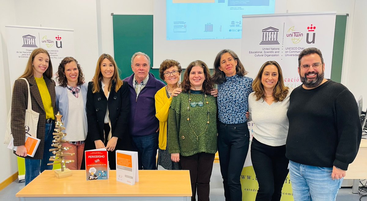 flaviagomesf's tweet photo. Presentando el libro “Experiencias globales de la investigación y la innovación docente sobre comunicación en tiempos de crisis”, promovido por la Cátedra Unesco de Investigación en Comunicación. Un placer enorme trabajar con Rainer Rubira y Carmen Caffarel. https://t.co/xbZ4YJaCZf