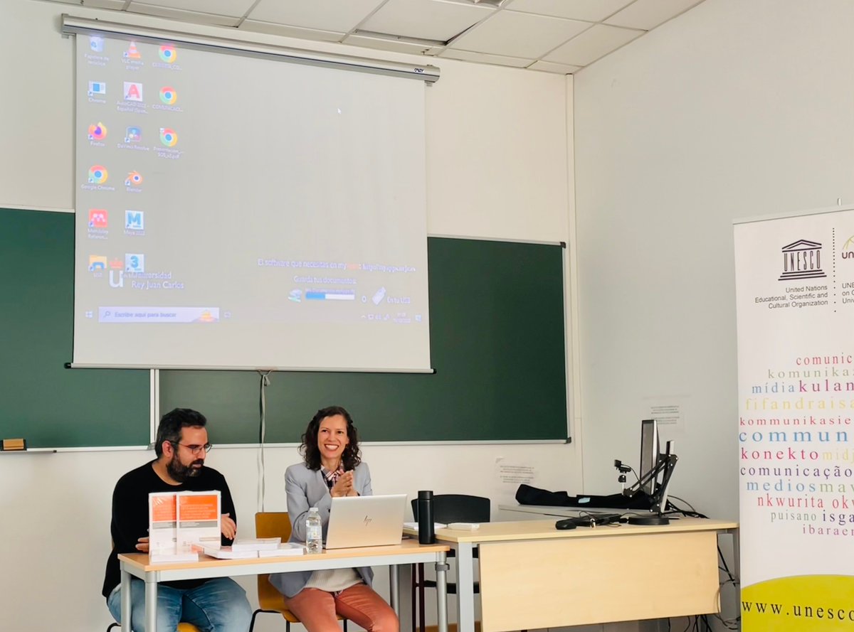 flaviagomesf's tweet photo. Presentando el libro “Experiencias globales de la investigación y la innovación docente sobre comunicación en tiempos de crisis”, promovido por la Cátedra Unesco de Investigación en Comunicación. Un placer enorme trabajar con Rainer Rubira y Carmen Caffarel. https://t.co/xbZ4YJaCZf
