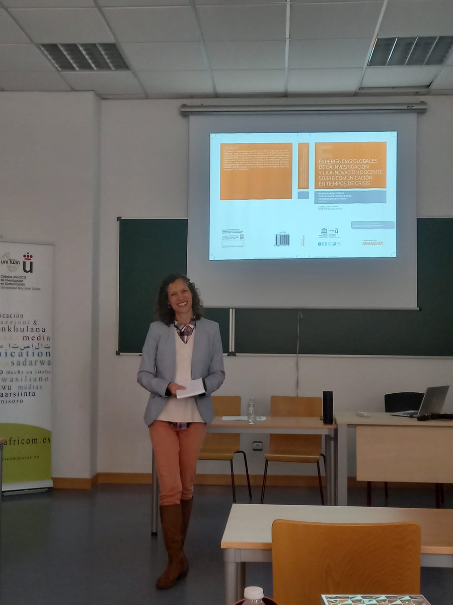 flaviagomesf's tweet photo. Presentando el libro “Experiencias globales de la investigación y la innovación docente sobre comunicación en tiempos de crisis”, promovido por la Cátedra Unesco de Investigación en Comunicación. Un placer enorme trabajar con Rainer Rubira y Carmen Caffarel. https://t.co/xbZ4YJaCZf