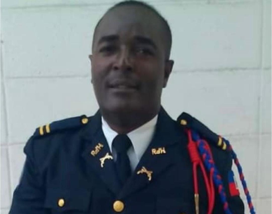 GedeonDelva's tweet photo. Un policier nommé Govin Roulls a été assassiné ce lundi 19 Dec à Delmas 31 par des individus armés. L'information a été confirmée par  le Syndicat National des Policiers Haïtiens (SYNAPOHA) via un tweet.
Govin Roulls, était affecté à la Direction de l'Administration Pénitentiaire https://t.co/J9oDIcM6OX