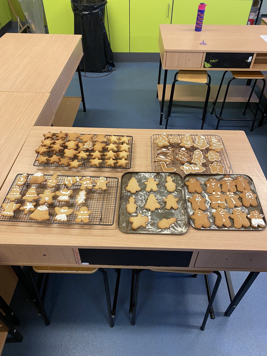 Wir haben heute mit dem Übergangsjahr Lebkuchenmänner und Plätzchen gebacken! Frohe Weihnachten! 🎄🍪👨🏼‍🍳