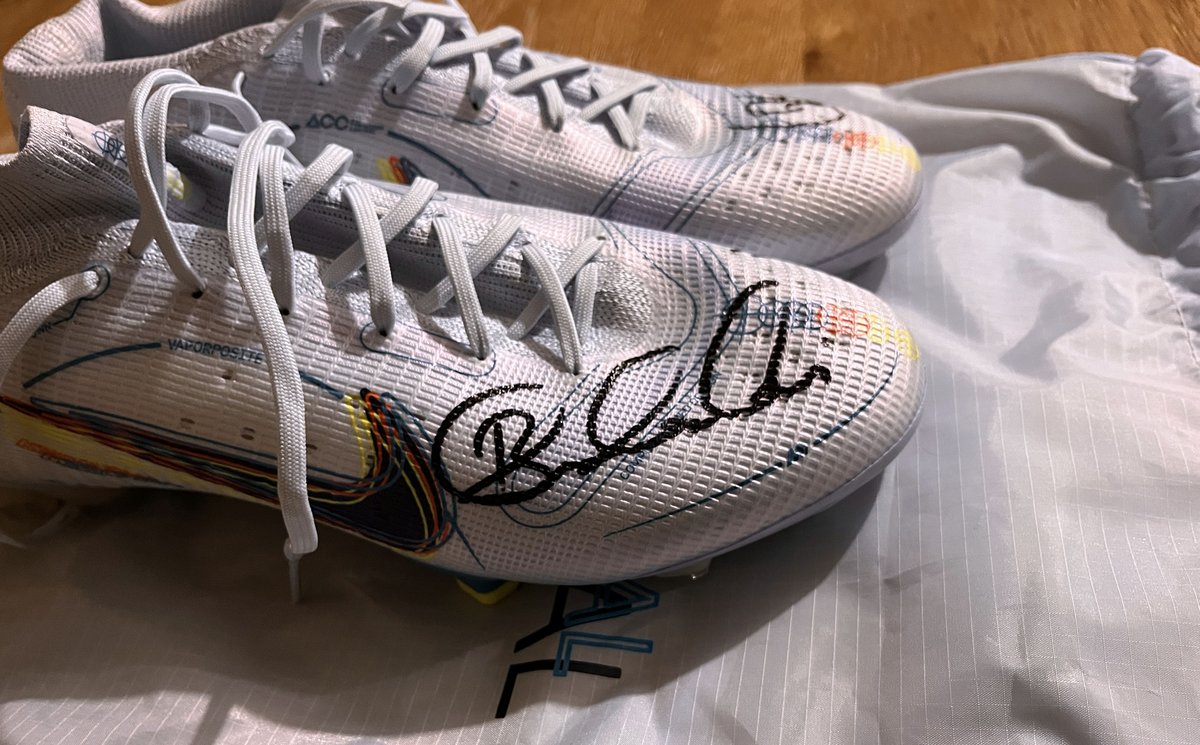 INPHOjames's tweet photo. *** DRAW IN 24 HOURS - PLEASE SHARE **** 

Funds raised will help support 2 great causes and you have the opportunity to pick up some prizes also. 

1 SIGNED HURLER ON THE MOON
1 SIGNED MURMURAION
1 SIGNED IRISH JERSEY
1 SIGNED BUNDEE AKI BOOTS

THREAD https://t.co/nSMJmfGgvV