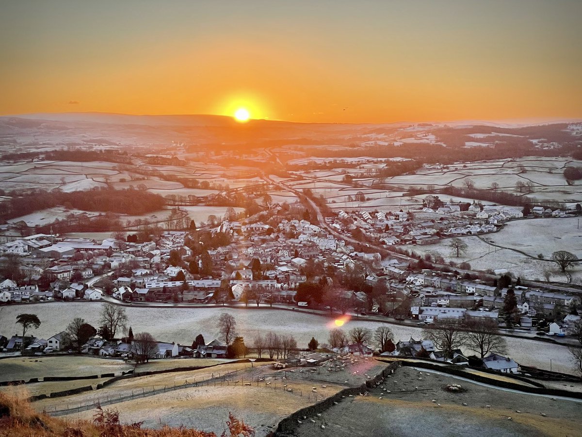 tomhecht's tweet photo. Sunrise or sunset? #LakeDistrict #winter2022 https://t.co/SpPlLmc5y8