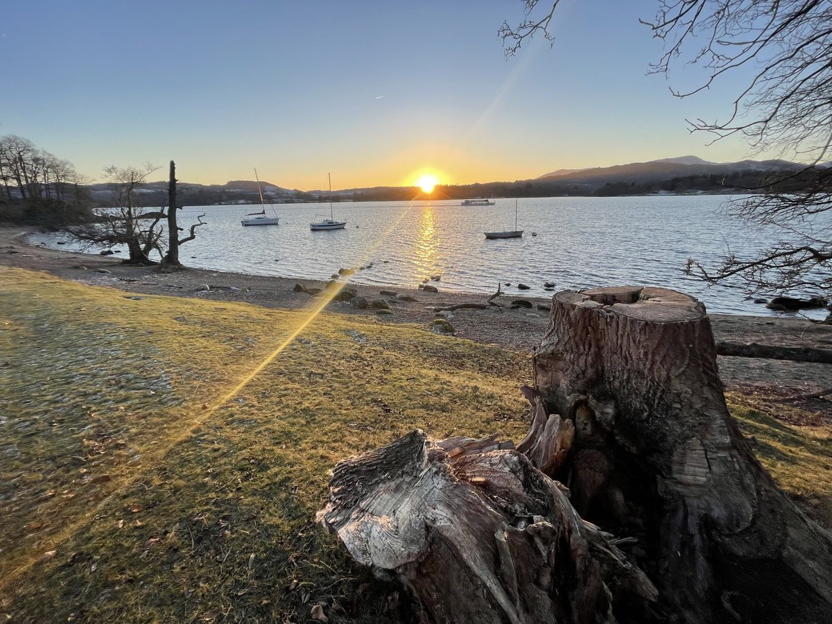 tomhecht's tweet photo. Sunrise or sunset? #LakeDistrict #winter2022 https://t.co/SpPlLmc5y8