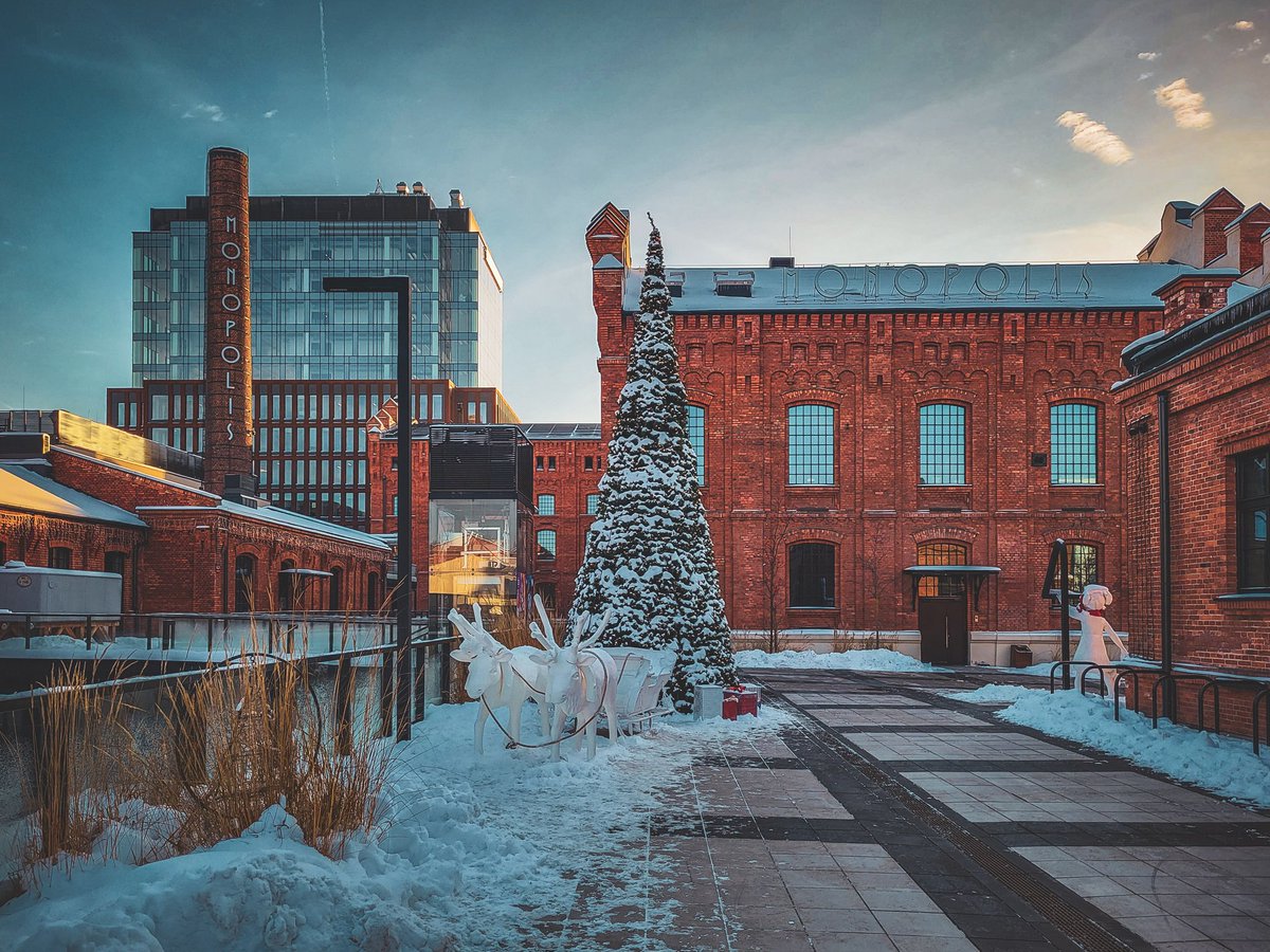 jt_passion's tweet photo. #Lodz is a city with a factory history🏭 Once upon a time there were a thousand chimneys in the cityscape😳 Now the factories have been turned into centers where life is vibrant from morning to evening😊
#monopolis #Poland #photography 
#architecture #Art #travelphotography https://t.co/tOfdGyIha0