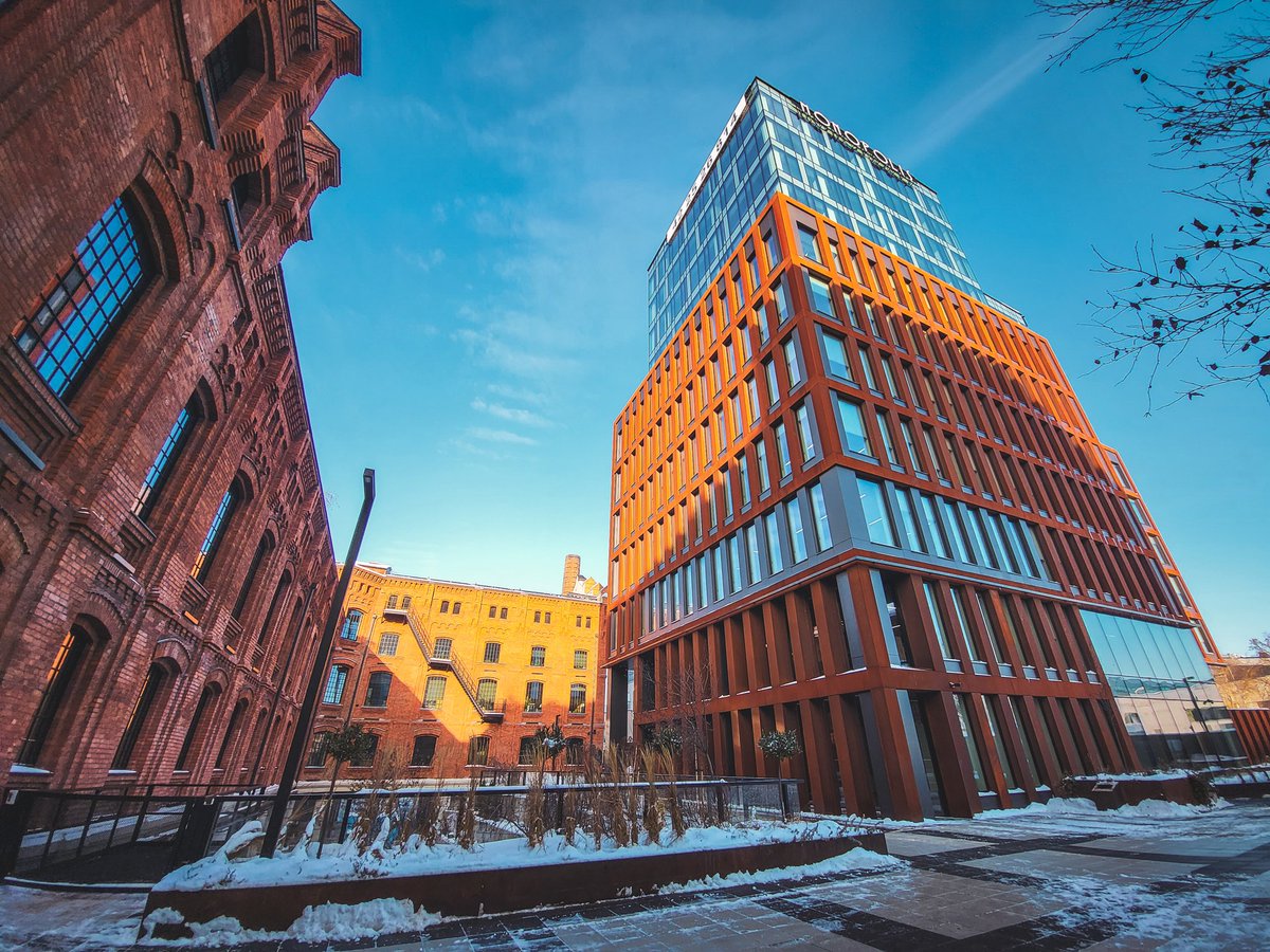 jt_passion's tweet photo. #Lodz is a city with a factory history🏭 Once upon a time there were a thousand chimneys in the cityscape😳 Now the factories have been turned into centers where life is vibrant from morning to evening😊
#monopolis #Poland #photography 
#architecture #Art #travelphotography https://t.co/tOfdGyIha0