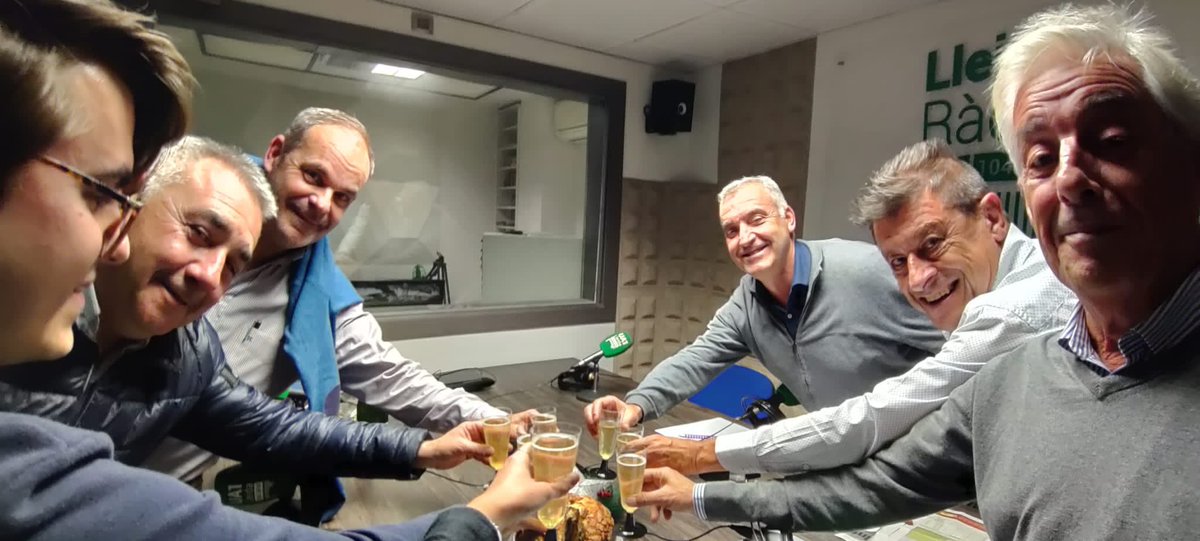 🥳Tots els INTEGRANTS de la <a href="/TertuliaLasoUA1/">Tertúlia Esportiva UA1 🚀</a> us desitgen un Bon Nadal i un Feliç Any Nou!