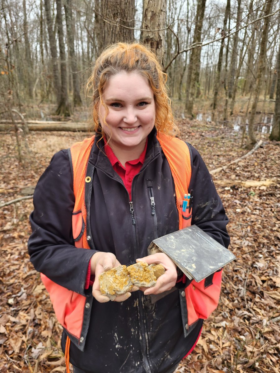 wetlandsoil's tweet photo. I enjoyed getting back in the field w @USACEWilmington staff members last week to investigate #channery and #hydric #soils! Saw some really cool profiles and #wetlands_team member SDB got her first shot at installing #groundwaterwells and #IRIS devices for a #wetlands study!!! https://t.co/qUs5F6WvSj