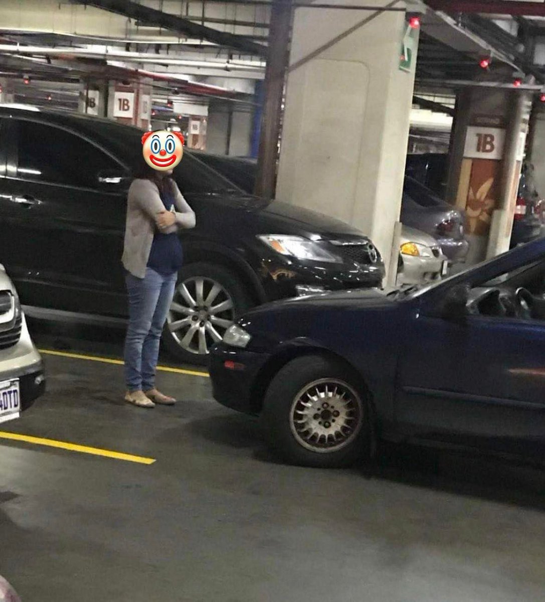 alejosbotran's tweet photo. No sea ese tipo de personas.

Los centros comerciales están llenos y hay mucho estrés.
Pero tenga paciencia y no se se ponga de prepotente a aparta lugares, parándose enfrente. https://t.co/vpzwZHLhyi