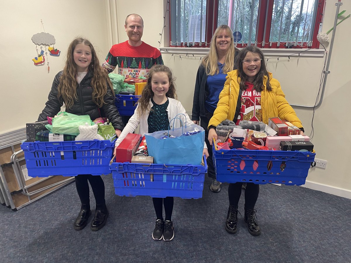 longniddryps's tweet photo. A big thank you to all our families who kindly donated items to the Pennypit Community Trust. All these items will really benefit families within our own community, who need a little help this Christmas. The Rights Group delivered these today. 😊 🎄 https://t.co/IG9YZPKIIi