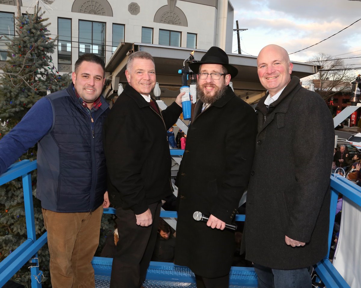 ANTHONYDESPO's tweet image. Thankful to be in #MerrickNY w/ @RhoadsForSenate &amp;amp; @chriscarini75 to join my dear friend Rabbi Kramer @Chabad Merrick/Bellmore/Wantagh at their community menorah.🕎

May this #FestivalOfLights bring peace, joy, good health &amp;amp; love to the homes and hearts of #NY04 neighbors.