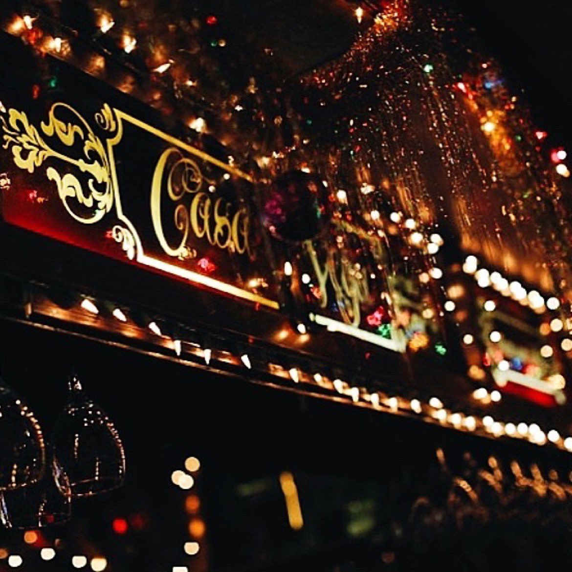 Old Hollywood glamour wrapped in tinsel 

Reservations on RESY 
#holidaybar #happyholidayseason #oldhollywoodglamour #tinsel #casavega #venturablvd