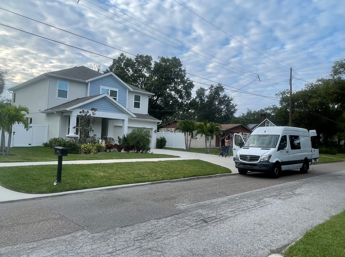 smith_associate's tweet photo. 🎥 HGTV made a special visit to one of our listings: A 2019 David Weekley home in South Tampa listed by Celeste Hunter!
🏠 Take a behind the scenes look as the team films the home located at 310 N Lauber Way.
🎬 Stay tuned for the “100 Day Dream Home” episode! #SmithIsHome https://t.co/IAIgNOrPJS