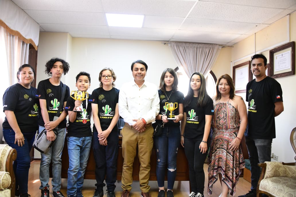 GoreAyP's tweet photo. Al Consejo Regional llegó el equipo de Robótica Edubotic. Fueron recibidos por el Gobernador Regional @jorgediazxv y la Consejera @ximenavalcarce. Llegan luego de obtener el 2do. lugar a nivel regional, y el 1er. lugar en categoría "Juego del  robot", en Torneo First Lego League. https://t.co/kypP6g3HBb