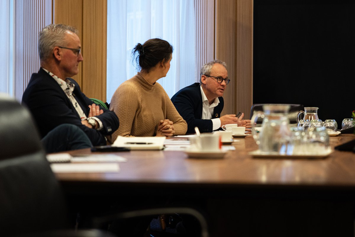 BionextTweets's tweet photo. Een veelbelovende dag vandaag voor de biologische sector! Minister Adema heeft het actieplan ‘Groei van biologische productie en consumptie’ overhandigd. Een belangrijk moment waar #Bionext jaren naar toe heeft gewerkt. Lees verder: https://t.co/OhZlJDJwbY
#biologisch #lnv https://t.co/wALEKC2f7B