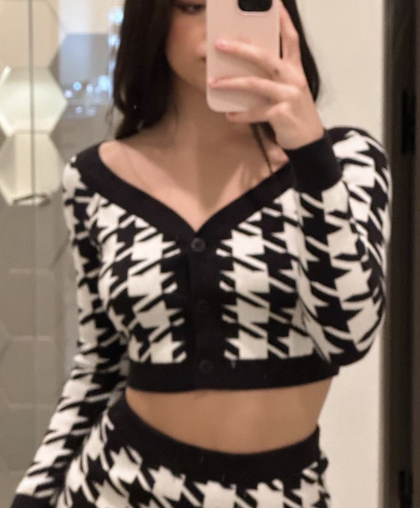 chrqsday's tweet photo. IM SCREAMING CHARLI U LOOK GORGEOUS @charlidamelio https://t.co/5p5EpFD2VC