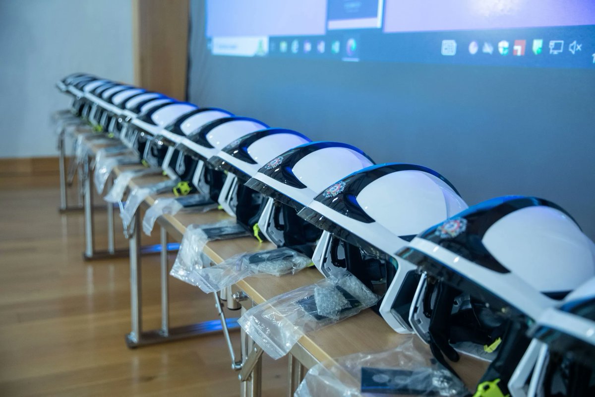 DubFireBrigade's tweet photo. Congratulations to our 18 new Station Officers who received their white shirt, helmet and rank markings from the Chief Fire Officer on Friday.

The experienced 18 were promoted from the Sub-Officer position and will be taking up position in their new stations and watches shortly. https://t.co/syZ2Hubg9O