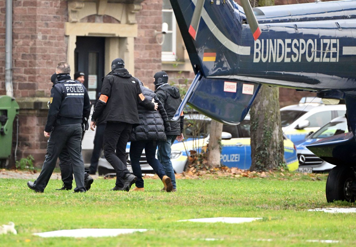 Reichsbürger´lere ülke çapında baskın
11 federal eyalette yaklaşık 3.000 Polis ile 19 kisi gözaltinda ve 25 kisi tutuklandi..
NE YAPMISTI BUNLAR EYLEM OLRAK?
PKK GIBI
FETÖ GIBI 
SIVILLERI MI ÖLDÜRMÜSLERDI?
HAYIR!
AMA ALMAN DEVLETI KENDINI KORUYOR
TC ye ISE YASAK
 #tarafsizBoelge