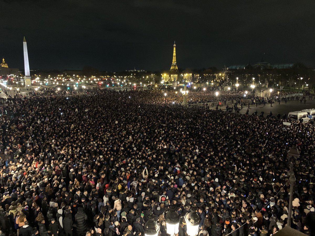 actubleus_'s tweet photo. 🇫🇷 La foule de supporters présents sur la place de la Concorde pour accueillir les Bleus, vice-champions du monde. 😍👏 https://t.co/yNOLXiOqVQ