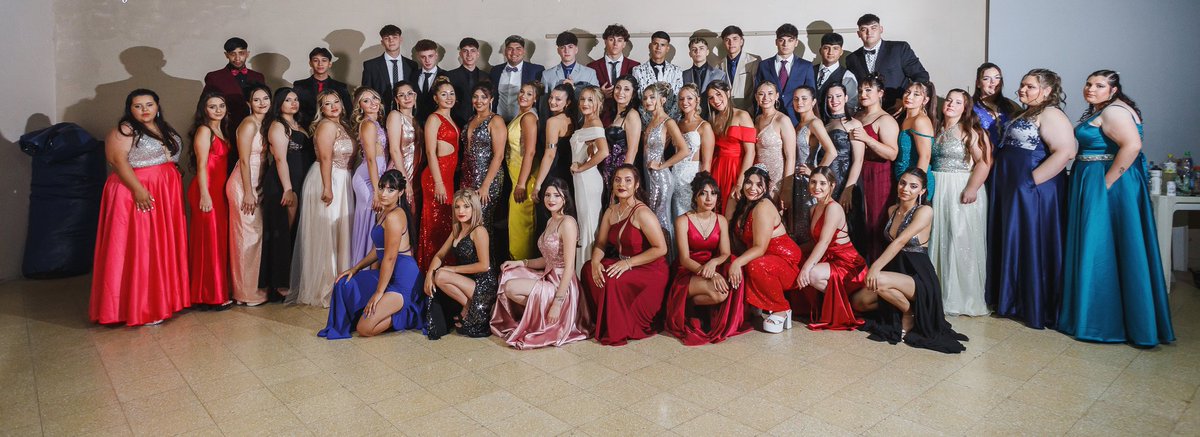 grixpr22's tweet photo. - 17/12/2022 🎓
¡Oficialmente graduados!
Gracias por este gran año, lleno de vivencias que quedarán por siempre en nuestros corazones.
Ojalá que todos logremos cumplir nuestros sueños, nos deseo a cada uno lo mejor en esta nueva etapa que se viene. Por siempre, GRIX.❤‍🩹 https://t.co/XKfKimoJRA