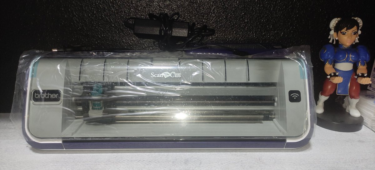 XBattleMonkeyX's tweet photo. Nuevas herramientas para el taller.
Plotter de corte automatico Brother🔥🔥🔥.
Para cortar los artes para nuestros Sticks como debe ser.
#arcadestick @XBattleMonkeyX #leverless #allbuttons https://t.co/NsmQmdgpmV