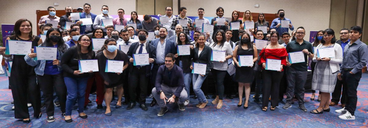 El pasado 16 de dicembre <a href="/KODIGOSV/">KODIGO</a> y BID Lab graduaron a más de 300 jóvenes de todo el país como desarrolladores de software, entre los cuales destacan 55 mujeres gracias al bootcamp de programación para mujeres “SheCodes”