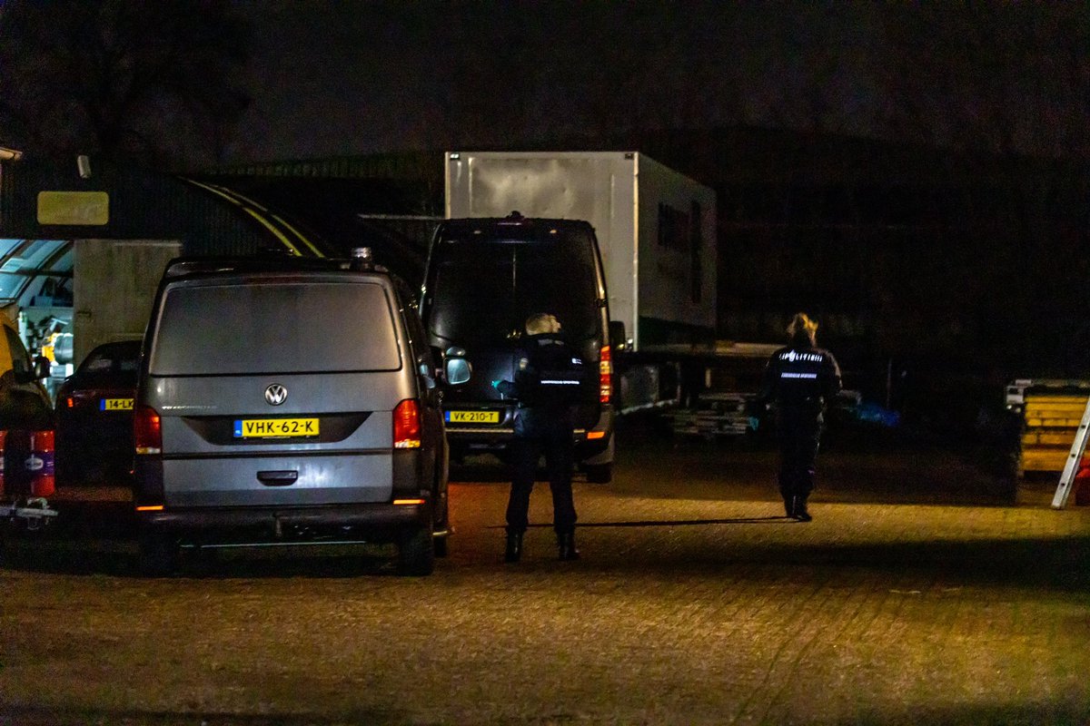 rubenoosterman_'s tweet photo. Een #drugslab voor synthetische #drugs ontdekt in #Drachten

Politie heeft twee aanhoudingen gedaan, volgens getuigen geblinddoekt afgevoerd. https://t.co/3Wgx8AXvmy