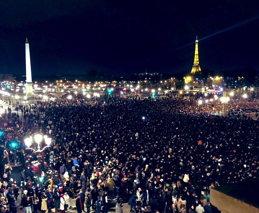 clappingmedia's tweet image. La Place de la Concorde est PLEINE À CRAQUER pour accueillir les joueurs de l'équipe de France.  🤩🇫🇷

(📸 @footmultiple)