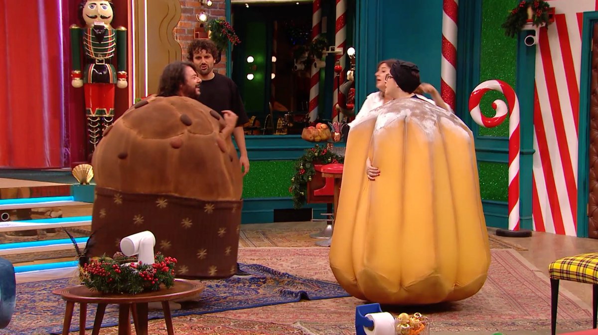 PrimeVideoIT's tweet photo. Eccoci al momento più iconico del Natale: la guerra tra Panettone e Pandoro, tu da che parte stai? #LolXmasSpecial https://t.co/1fua4qBHBT
