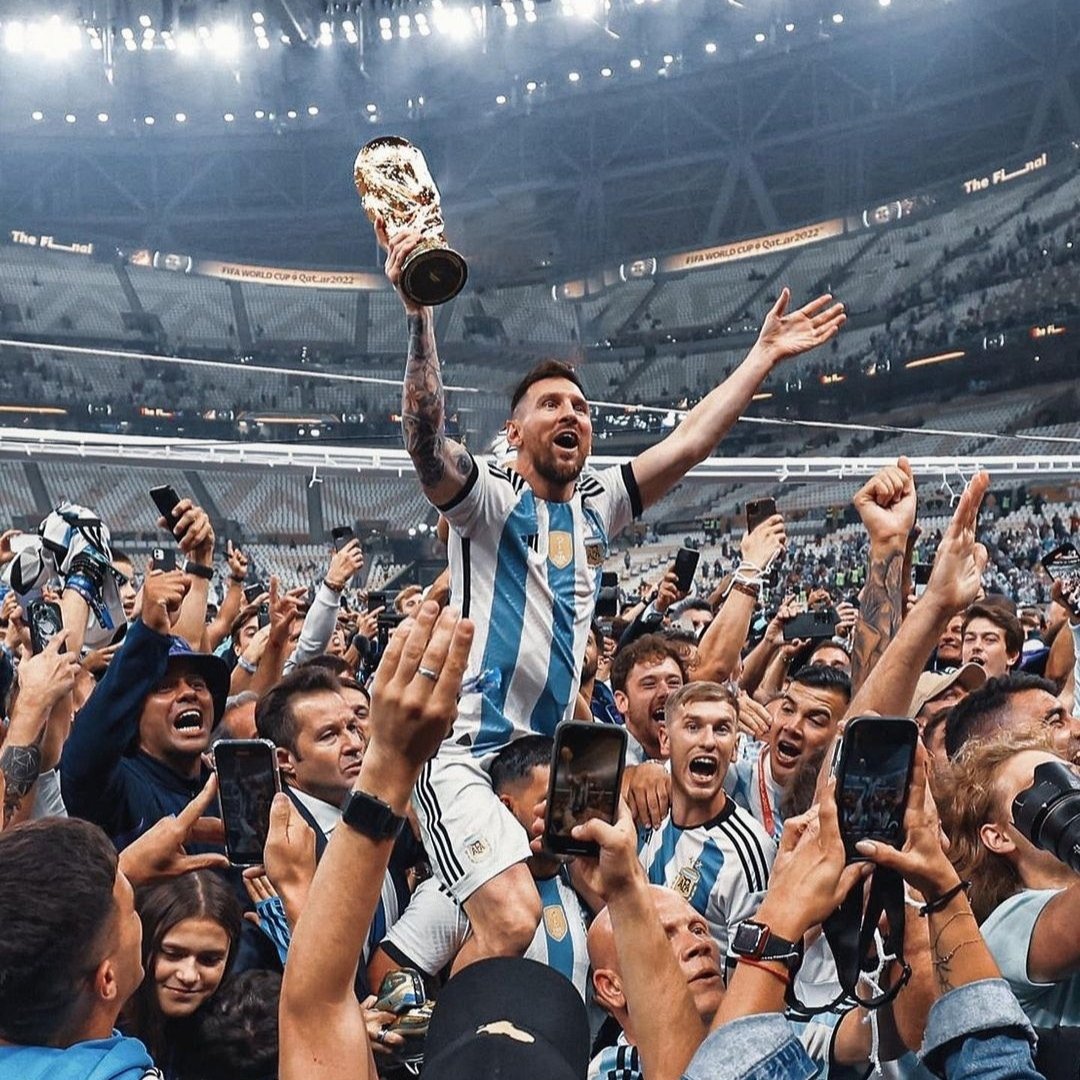 Mierda, somos campeones.
Mierda les deseamos en cada partido.
Mierda hicieron todos los pronósticos.
Mierda les tiraron desde el resentimiento.
A la mierda todo, a festejar.

#Qatar2022