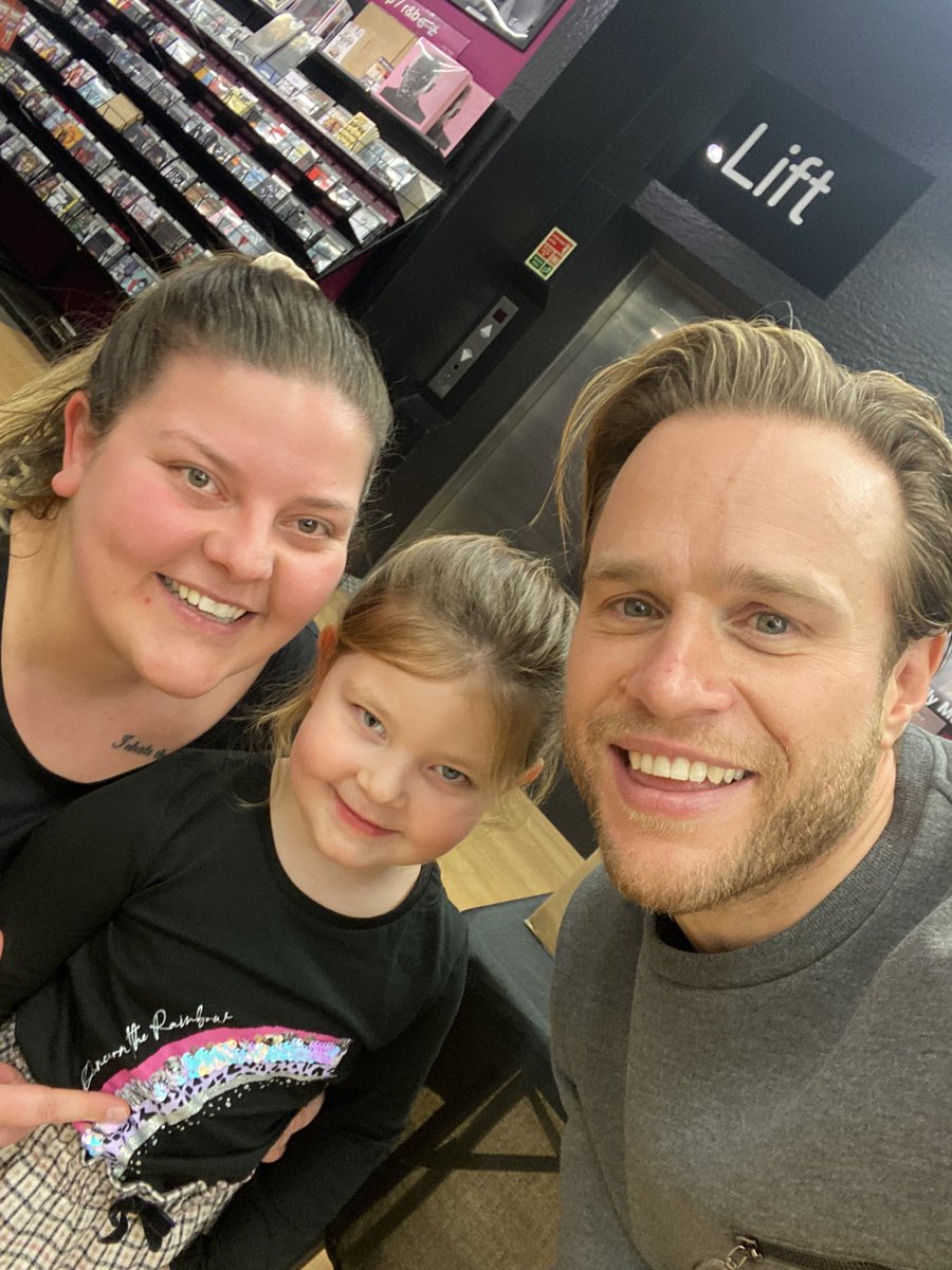 abbygreet_'s tweet photo. Amazing meeting Olly again even better that my eldest daughter got to meet him too 💕💕 @ollymurs https://t.co/yNeVzyTW6L