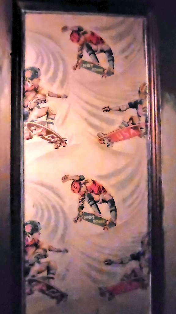 JohnnyVegasReal's tweet photo. Hi everyone. I'm looking for your help if that's okay? Recently saw this retro wallpaper up in a pub &amp; we had exactly the same print in our 70's  bedroom growing up. Would anyone have a clue if, how &amp; where this retro joy might still be available? If so then much appreciated x 👍🏽 https://t.co/JUjHJ6v2vM