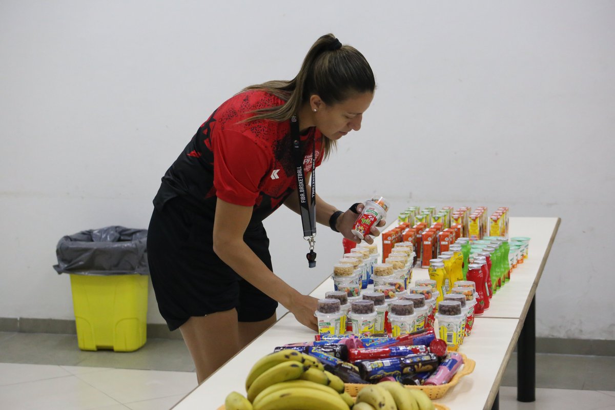 CampusPF5's tweet photo. Para un buen rendimiento en los entrenamiento, obviamente hay que estar bien nutridos 💪🏼
¡La alimentación de nuestros atletas en primer lugar! 🤩
@lacteostrebol #ArcorParaguay #PuroSol
#CampusPF5 #10maEdicion #Basket #PaoFerrari https://t.co/TEiozic5n6