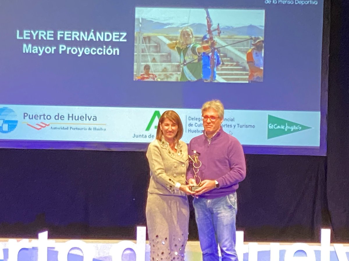 Nuestra arquera Leyre Fernández Infante recibe el premio "Promesa deportiva", de la Asociación Onubense de la Prensa Deportiva, en la 34ª edición de la Gala del Deporte de Huelva.
Enhorabuena Leyre, eres grande. 
Enhorabuena también al resto de premiados <a href="/aopdhuelva/">AOPD</a> <a href="/AytoHuelva/">Ayuntamiento Huelva</a>