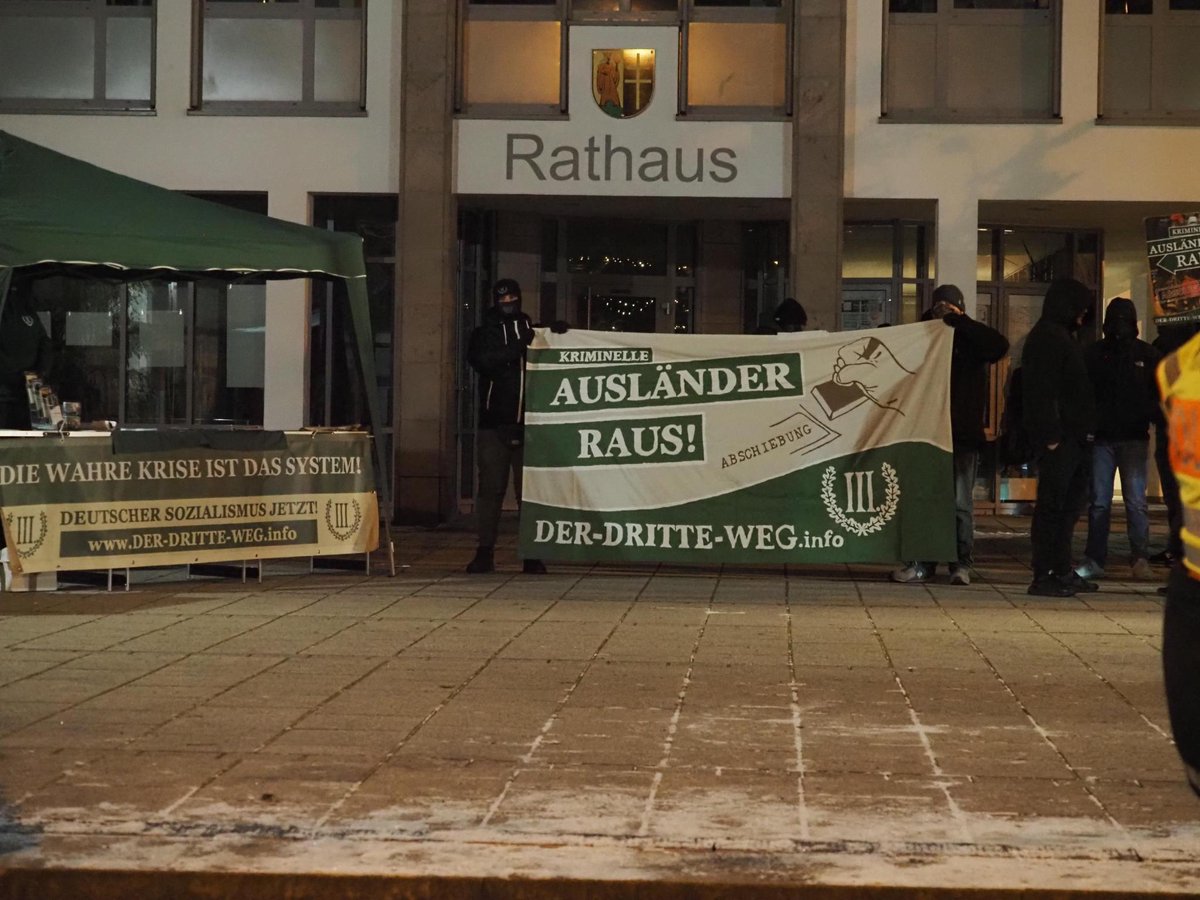 Am 12.12.22, fand in #Illerkirchberg eine Kundgebung der neonazistischen Kleinstpartei Der Dritten Weg statt. 

Es versammelten sich 18 Neonazis, die meisten vollvermummt. Unter Ihnen zwei bekannte Personen: 
Ein aktiver SSV Hooligan und ein IB Schwaben Aktivist