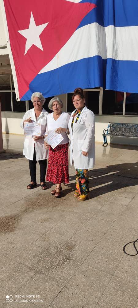 FeuMedica's tweet photo. A varios profesionales🤗 destacados en su labor pertenecientes a la institución por la Federación Estudiantil Universitaria😊.

🥰La enseñanza que deja huellas no es la que se hace de cabeza a cabeza, sino de corazón a corazón♥️.
#FEUdeCuba
#CentenarioFEU
#feufcmciego https://t.co/OTW8MOMSaK