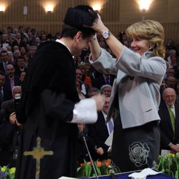 @abc_es Pedro González_Trevijano a sueldo de los @p_populares es un okupa y un sinvergüenza! Llegó a ser rector en la URJC durante la presidencia de @EsperanzAguirre en la Comunidad de Madrid .
Tribunal constitucional 
#TCOkupas
#RenovaciónCGPJ 
Aquí con su dueña la rana madre! #Golpista